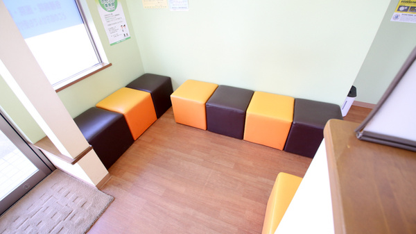 はつね調剤薬局の待合スペース