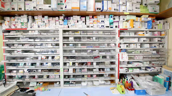 はつね調剤薬局の薬棚