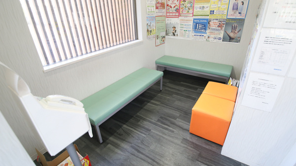 調剤薬局薬手院の待合スペース
