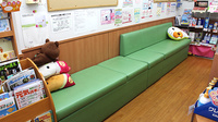 ココカラファイン薬局　都立ファーマシー店の待合スペース