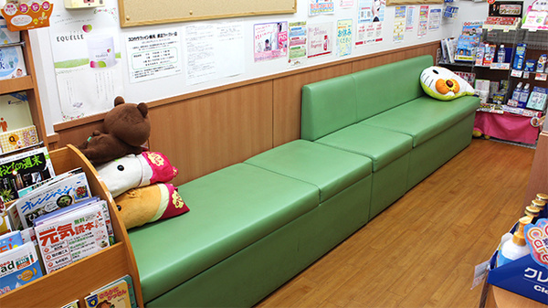 ココカラファイン薬局　都立ファーマシー店の待合スペース