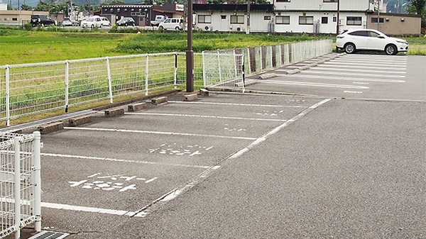 春日野薬局　柏原店の駐車場