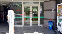 春日野薬局　谷町店の入口