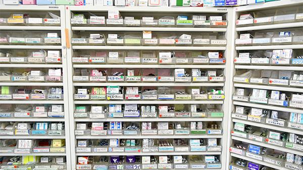 春日野薬局　塚本店の薬棚