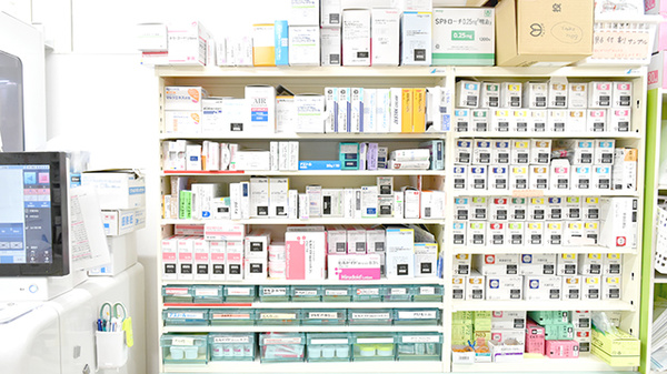 つつじ薬局　大国の薬棚