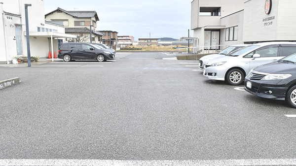 つつじ薬局　大国の駐車場