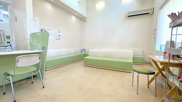 友愛薬局　大学前店の待合スペース