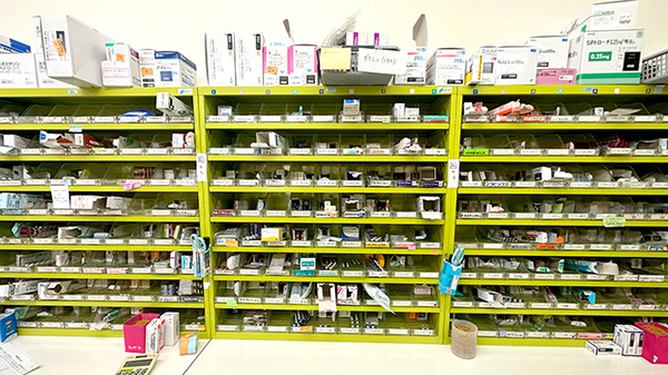 友愛薬局　大学前店の薬棚