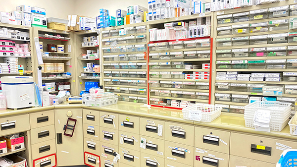 友愛薬局　南柏店の薬棚