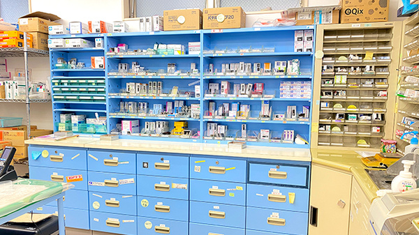 友愛薬局　南流山店の薬棚
