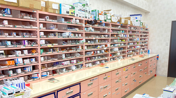 友愛薬局　ひたちなか店の薬棚