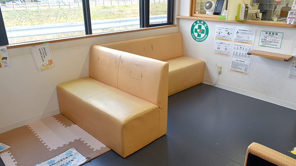 サクラ調剤薬局　早良店の待合スペース