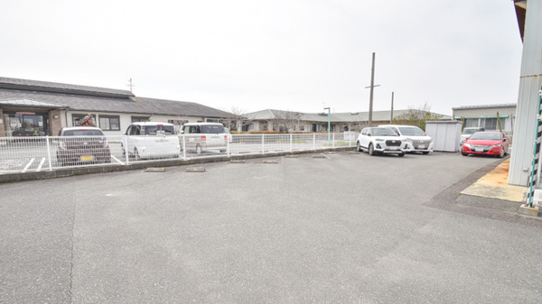ドラッグイレブン薬局千代田店の駐車場