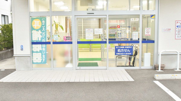 ドラッグイレブン薬局築城店の入口