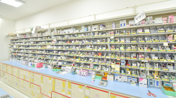 ドラッグイレブン薬局築城店の薬棚