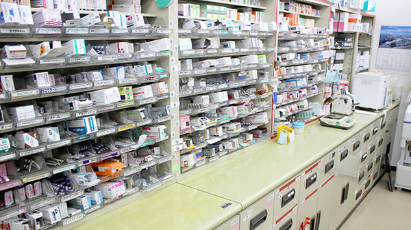 リフレ薬局　多賀城店の薬棚