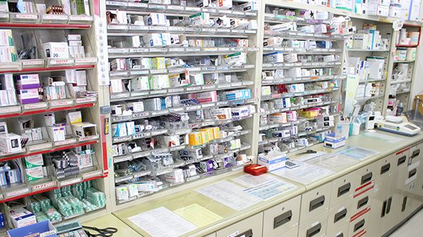 リフレ薬局　上桜木店の薬棚