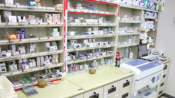 リフレ薬局　大町店の薬棚