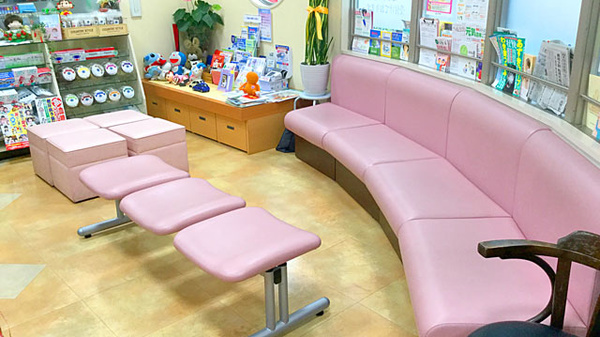 青山薬局　古曽部店の待合スペース