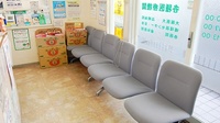 青山薬局　日吉台店の待合スペース