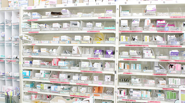 三浦海岸薬局の薬棚