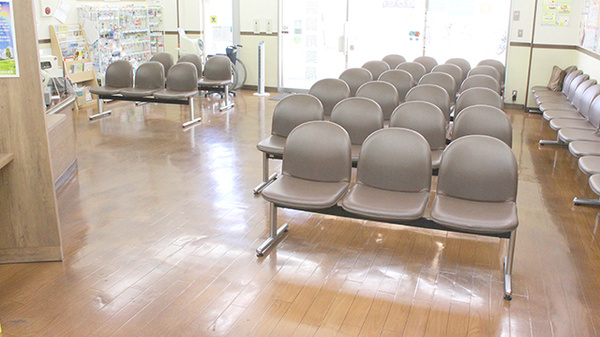 横浜調剤薬局の待合スペース