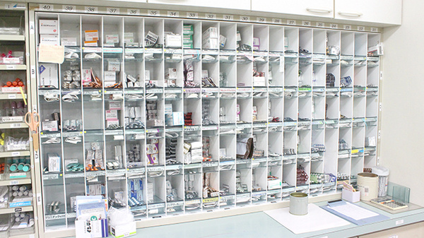 横浜調剤薬局の薬棚