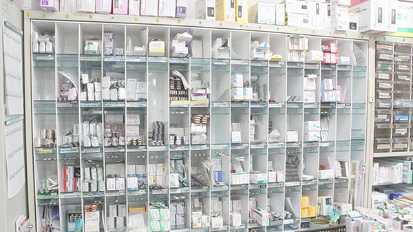 横浜調剤薬局　荏田店の薬棚