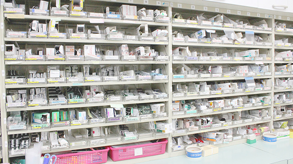 江田駅前薬局の薬棚