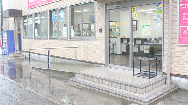 潮見台薬局の入口