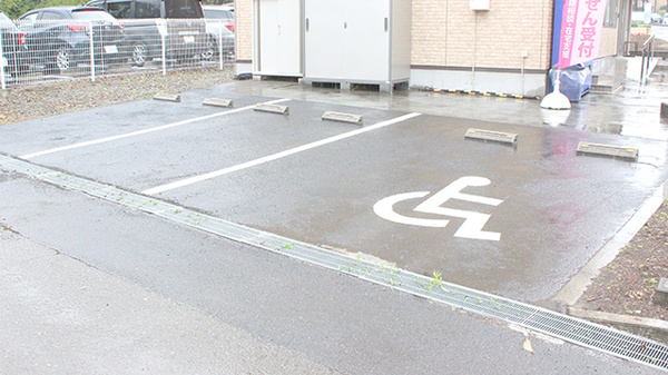 潮見台薬局の駐車場