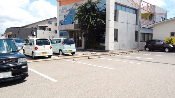 御経塚みらい薬局の駐車場