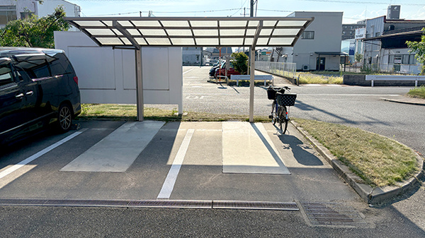東手城ココフル薬局の駐輪場