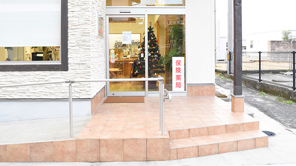 ひだまり調剤薬局　三本松店の入口