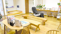 ひだまり調剤薬局　三本松店の待合スペース