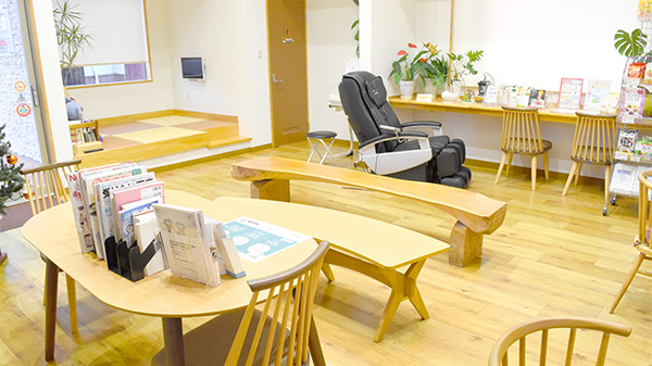 ひだまり調剤薬局　三本松店の待合スペース
