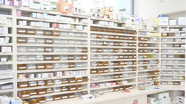 かもめ薬局の薬棚