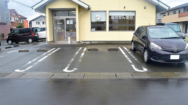しろくま薬局の駐車場