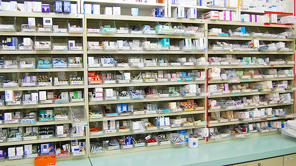 乙訓調剤薬局　向日町店の薬棚
