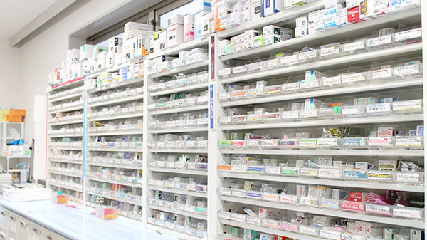 わかくさ薬局　京都本店の薬棚