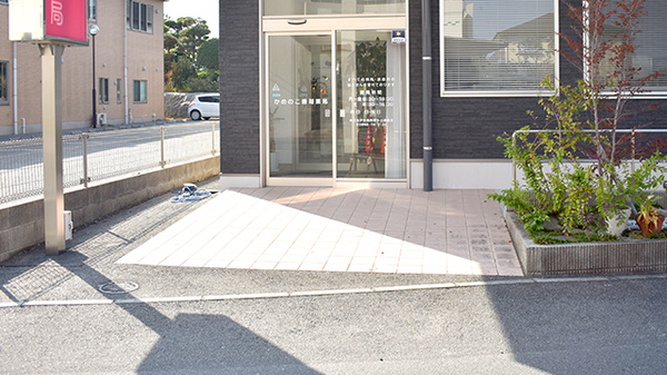 かめのこ調剤薬局の入口
