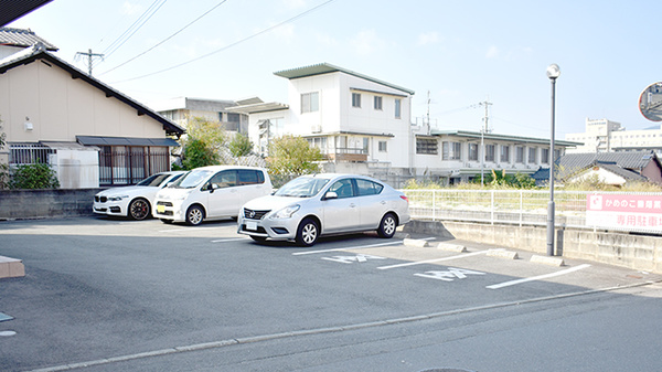 かめのこ調剤薬局の駐車場