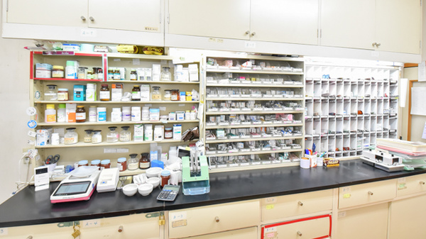 DI薬局　水前寺店の薬棚