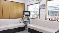 武蔵野調剤薬局　小平店の待合スペース