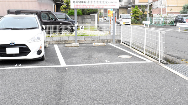 橿神ウエストゲート薬局の駐車場