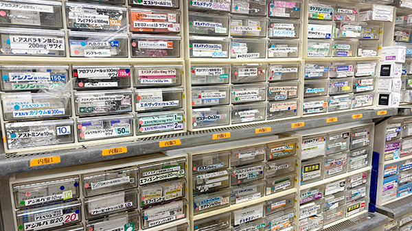 こじか薬局片瀬店の薬棚