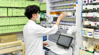 有限会社　土方薬局の作業風景