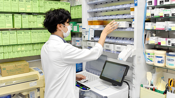 有限会社　土方薬局の作業風景