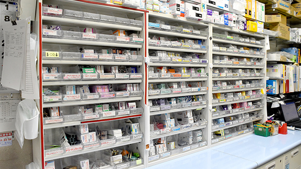 有限会社　土方薬局の薬棚