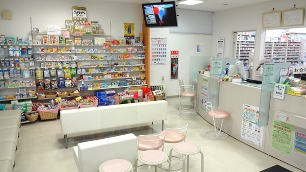 まつや調剤薬局の待合スペース